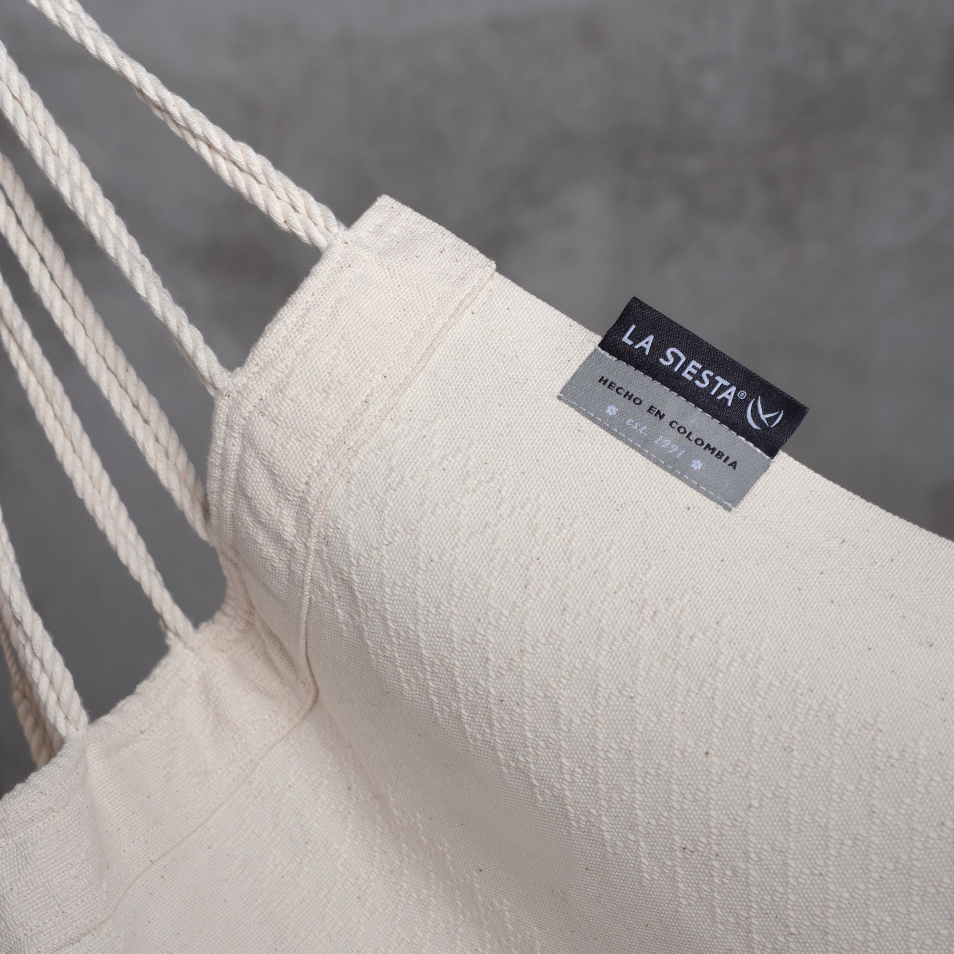 Udine Organic Latte - Silla colgante de algodón orgánico con soporte de eucalipto con certificación FSC®