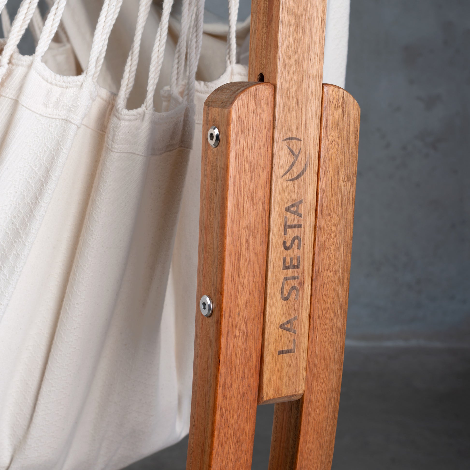 Udine Organic Latte - Silla colgante de algodón orgánico con soporte de eucalipto con certificación FSC®