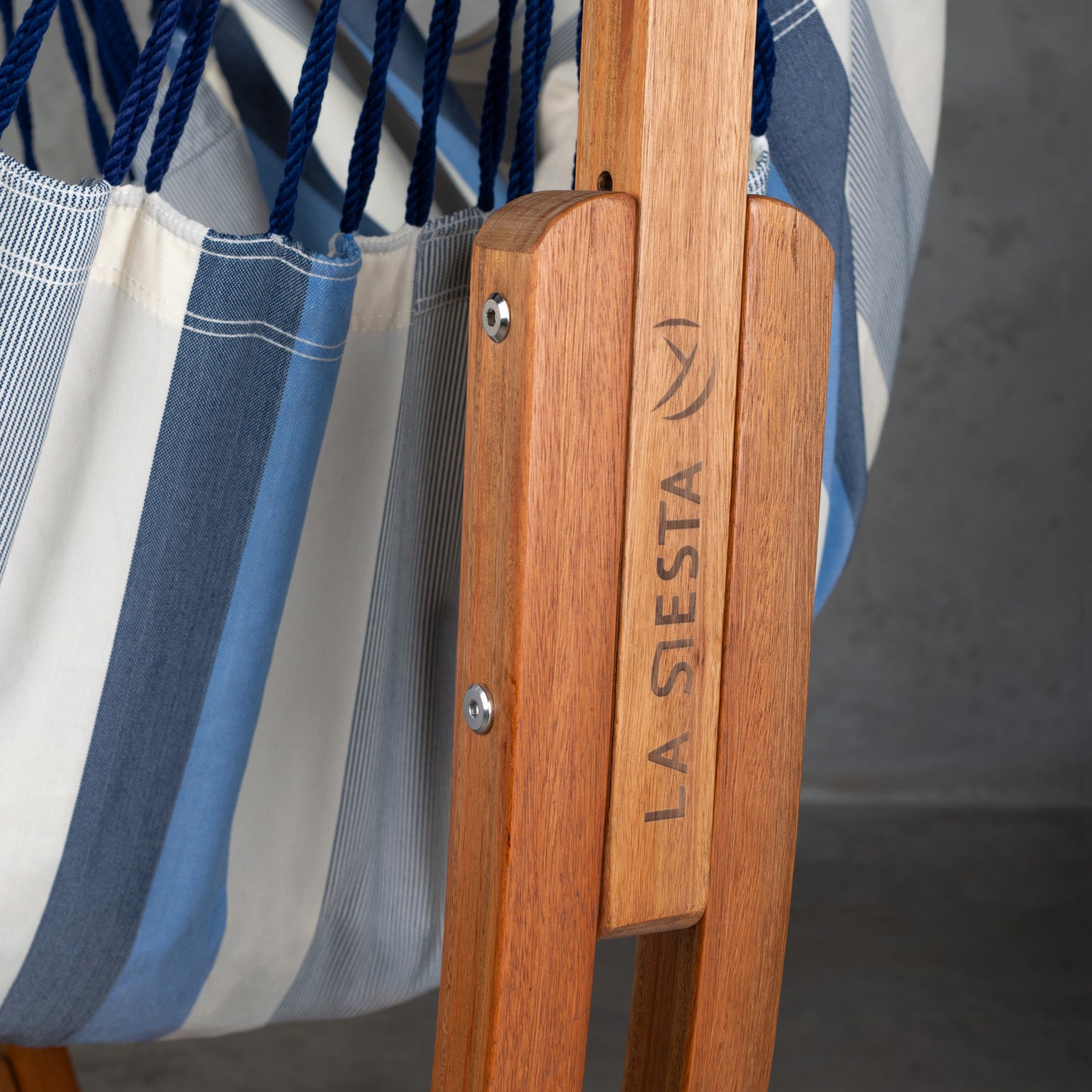 Udine Outdoor Sea Salt - Silla colgante outdoor con soporte de eucalipto con certificación FSC®