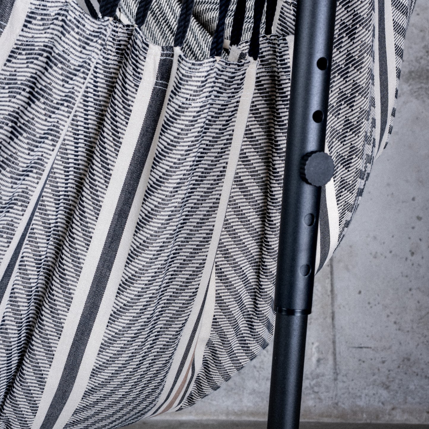 Fiji Organic Zebra – Silla colgante tamaño comfort de bio-algodón con soporte de acero galvanizado